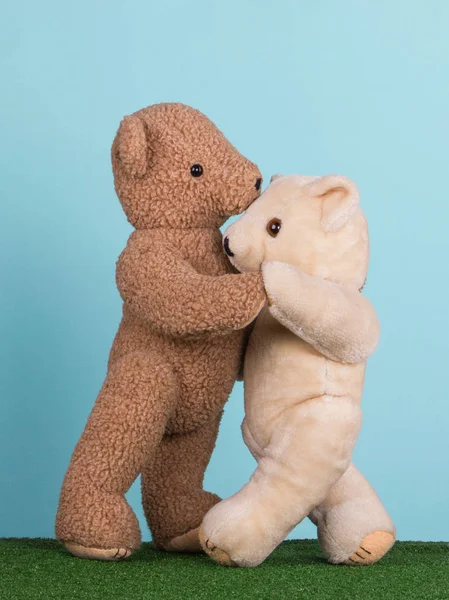 Dois ursos de peluche apaixonados a dançar. Dia dos namorados com l — Fotografia de Stock