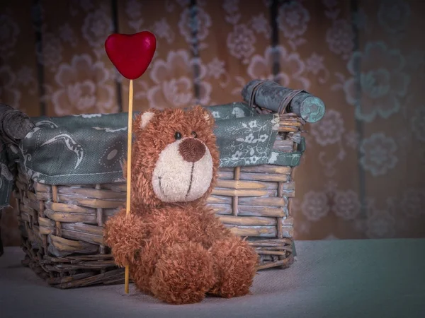 Schattige teddybeer zit met hart van snoep. Aftelkalender voor Valentijnsdag — Stockfoto