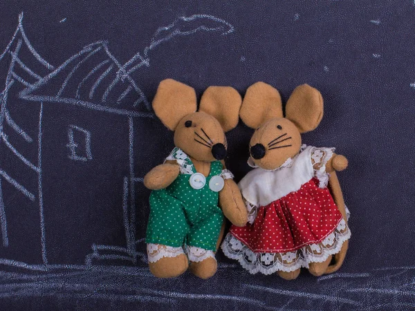 Ratos de brinquedo têxtil no fundo do desenho de giz infantil — Fotografia de Stock