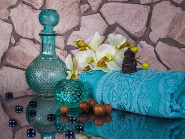 Spa, mavi meditasyon salonda. Vücut bakım kavramı.