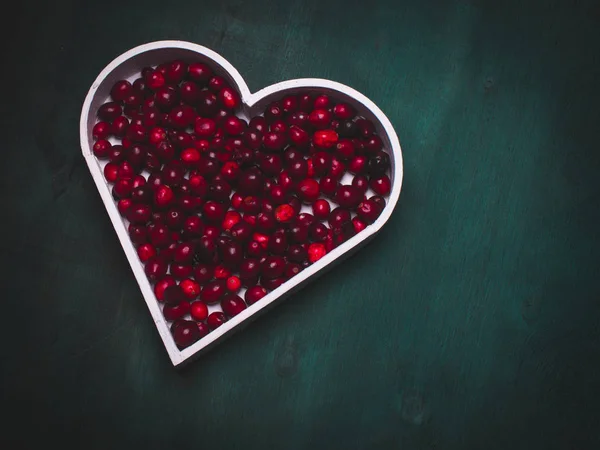 Piros bogyós gyümölcsök, egy szív alakú képviselő szerelem és Valentin d — Stock Fotó