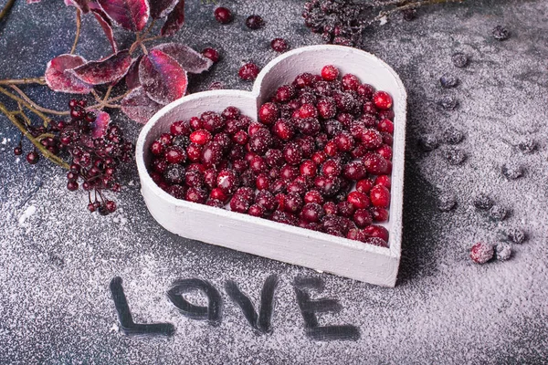 Piros bogyós gyümölcsök, egy szív alakú képviselő szerelem és Valentin d — Stock Fotó