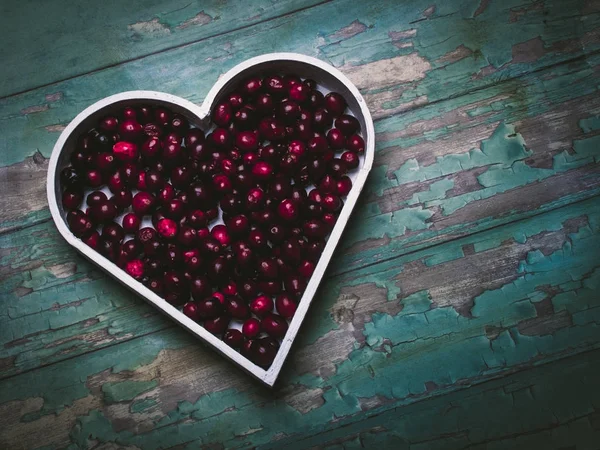 Piros bogyós gyümölcsök-egy szív alakú. Egészséges életmód Valentin-nap — Stock Fotó
