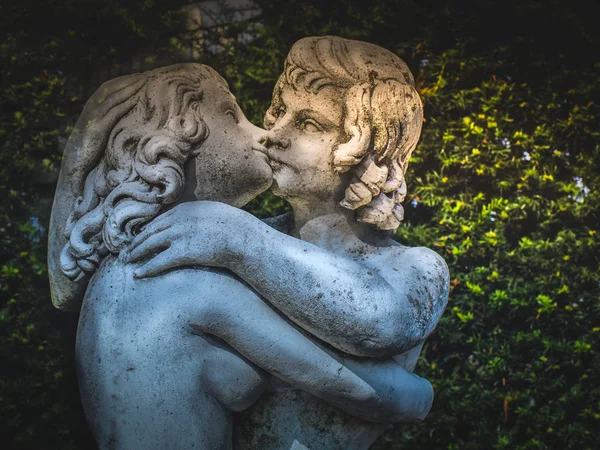 Skulptur der Liebenden im Garten. Valentinstag-Konzept. — Stockfoto