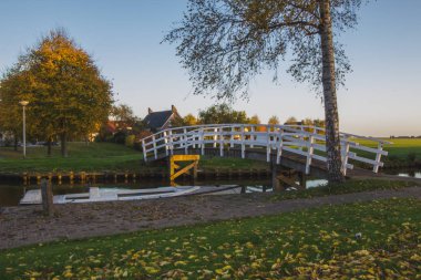 Ahşap beyaz Köprüsü, Holland, Friesland p ile kanalı'nın görünümü