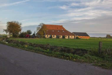 Tipik Hollanda çiftlik Friesland Eyaleti.