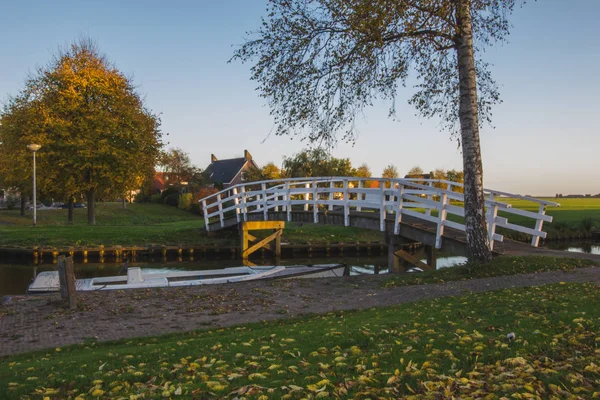 Ahşap beyaz Köprüsü, Holland, Friesland p ile kanalı'nın görünümü