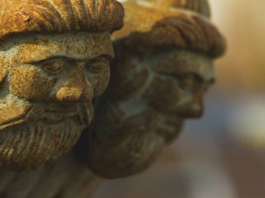İki insan kafası Bahçe, tonda paslı demir yakın çekim için görüntü