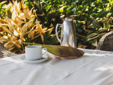 Otel, tatil, wel terasta bir masada kahve