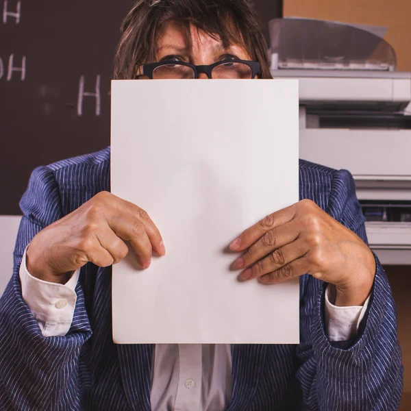 Geschäftsfrau war von Text schockiert. — Stockfoto