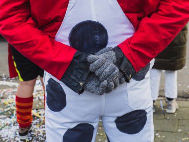 Komik pantolongiymiş adam ellerini arkadan tutuyor..