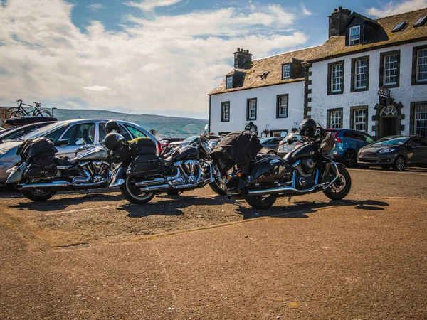 Parkering av motorcyklar på harbor av Loch Fyne, staden Inverary, Sc — Stockfoto