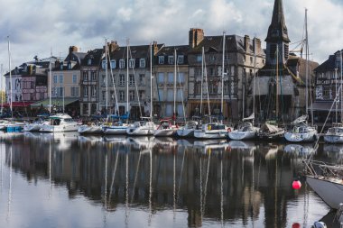 Honfleur, Calvados, Normandiya - 3 Kasım 2019: Honfleur