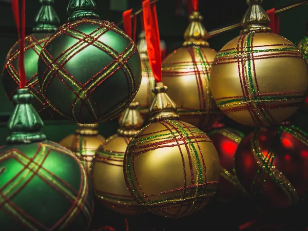 Güzel dekore edilmiş geleneksel İskoç Noel baloları. İsa — Stok fotoğraf