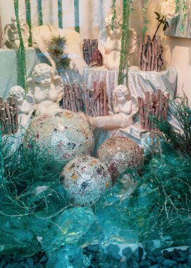 Meleklerin figürleriyle süslenmiş zarif bir Noel süsü..