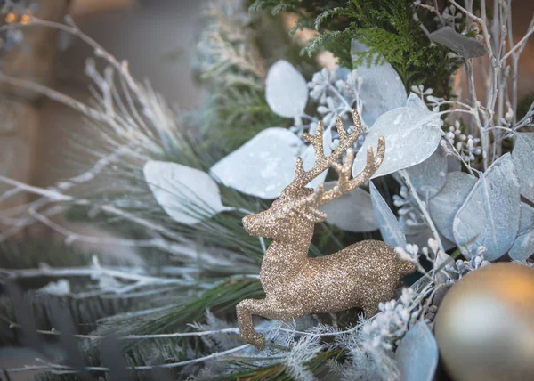 Vánoční pozadí s organickými prvky a dekorativní jelena. — Stock fotografie