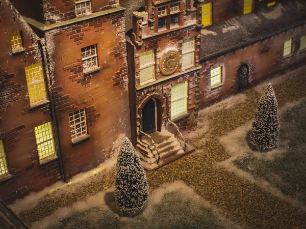 Boże Narodzenie wieczór w starym domu, widok na zaśnieżony dziedziniec dowcip — Zdjęcie stockowe