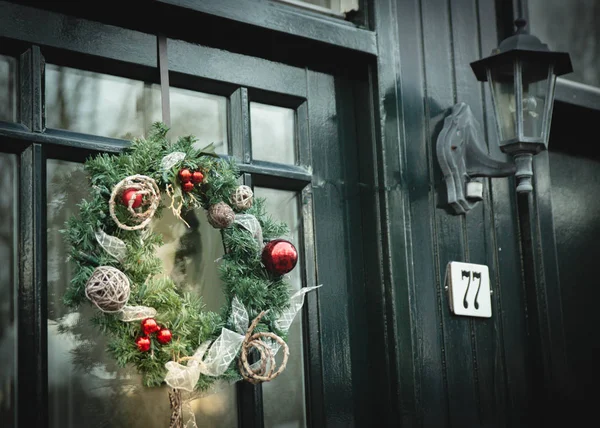 Casa número 77, a porta da casa com uma coroa de flores de Christma — Fotografia de Stock