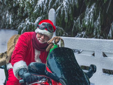 Neşeli bir Noel Baba 'nın portresi Motorda örülmüş bir oyuncakla