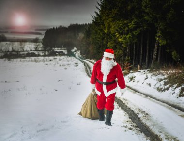 Bayram hediyeleri. Noel akşamı, kış sahnesi. Sant.