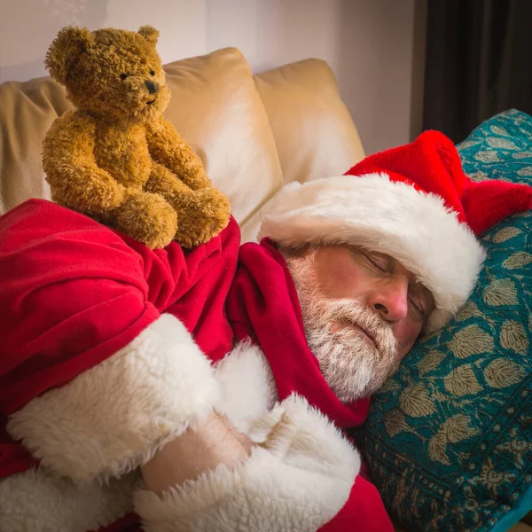 Święty Mikołaj jest zmęczony, śpi na kanapie. Święty Mikołaj jest inny. — Zdjęcie stockowe