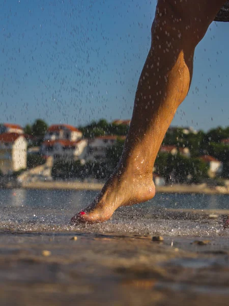 The female bare feet covered by drops of water, beach of recrei — Stock Photo, Image
