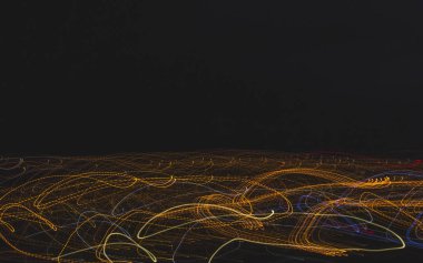 Soyut dalgalı siyah arkaplan, ışık çizgileri hareketi.