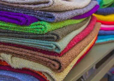 Renkli, pürüzsüz doğal kumaş. Yığılmış kumaşın görünümü, 