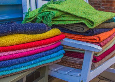 Sert İskoç doğal renkli ekose kumaşları. Dükkan, sokakta satış..