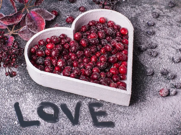 Február 14., Piros bogyók szív alakban Valentin-napon. Társ — Stock Fotó