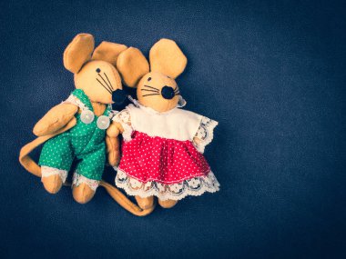Tekstil oyuncakları. Noktalı elbiseli fareler. Sevgiler, dostlar, birlikte