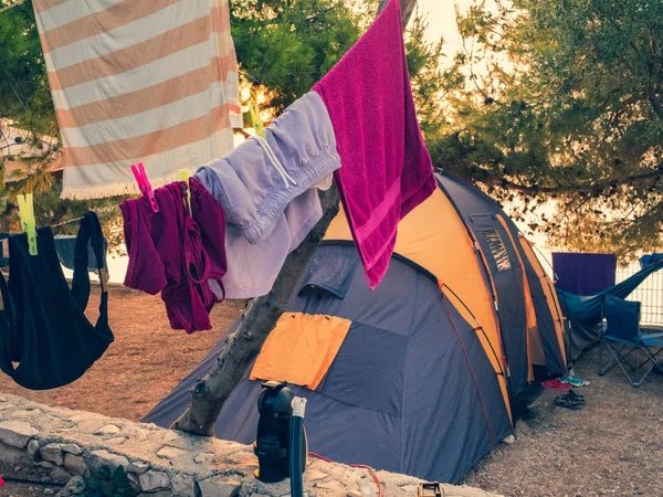 Travel tent, clothes on a clothesline. Morning at the campsite. — 스톡 사진