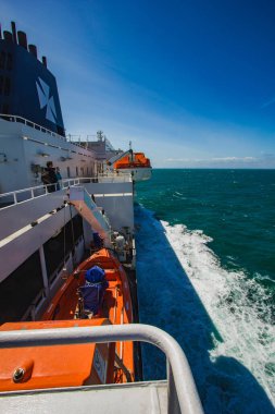 Dover limanıvinçler ile Haven görünümü . Feribot Dover Limanı'na yanaşmak için geliyor. Büyük martı feribot köşesinde oturan.