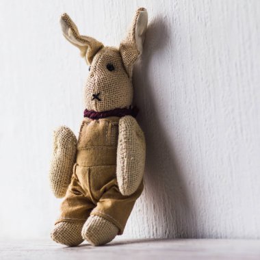 Üzgün yalnız tavşan (tavşan, tavşan) tek başına beyaz odada.