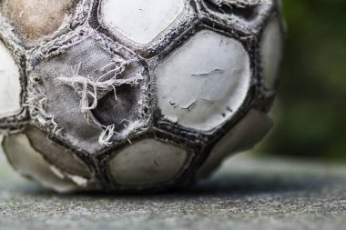 Arka planda eski hasarlı futbol topu. Makro fotoğraf.