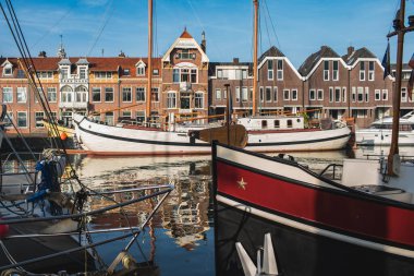 Hollanda 'nın karakteristik Hoorn şehrinde yelkenli gemiler ve Alman binaları.