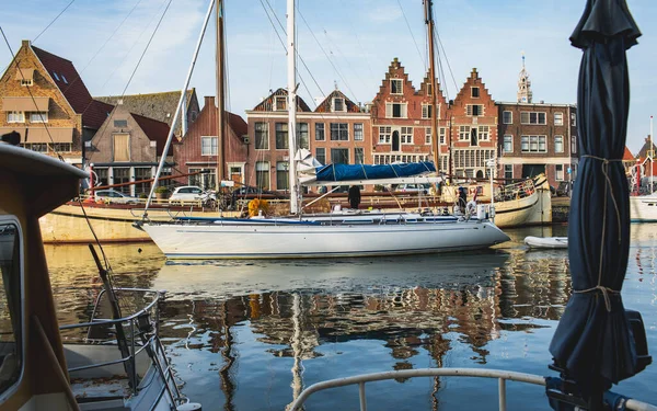 Hollanda 'nın karakteristik Hoorn şehrinde yelkenli gemiler ve Alman binaları.