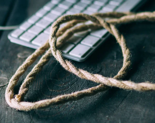 Selektiver Fokus Auf Das Raue Seil Verschwommene Tastatur Dunkler Hintergrund — Stockfoto