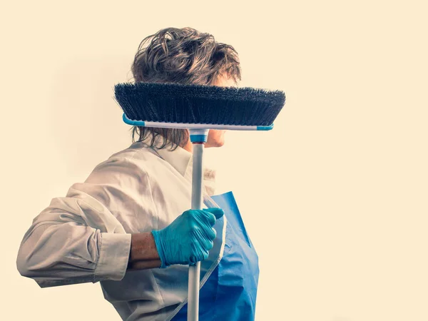 Vrouw Held Een Blauw Schort Latex Handschoen Met Een Borstel — Stockfoto