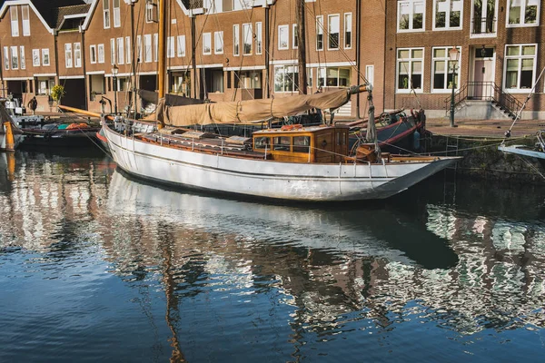 Vacker Reflektion Segelbåt Vatten — Stockfoto