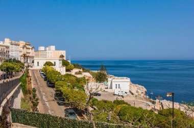 Ufuk çizgisi, mavi gökyüzü ve deniz ile Puglia 'daki güzel tatil yeri manzarası.