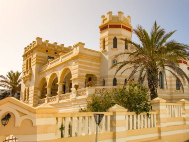 Puglia 'da güzel bir tatil yeri. Mavi gökyüzü ve palmiye ağacı..