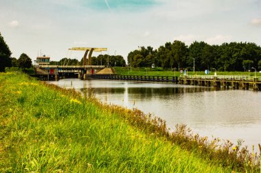 Hollanda, Oosterhout 'taki kanal ve Marksluis manzarası.