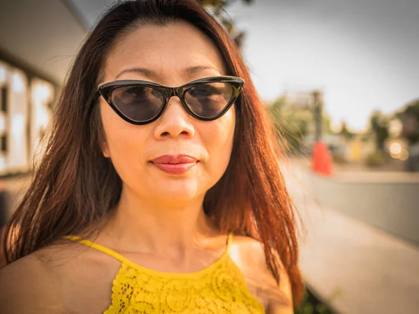 クローズアップファッションアジアの中年女性でエレガントなサングラスで日没 — ストック写真