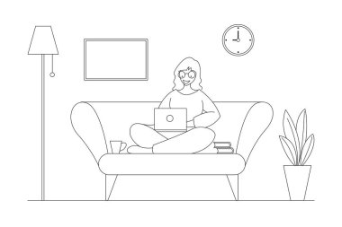 Evde bir proje üzerinde çalışan bir kadın evinde, oturma odasındaki kanepede oturuyor ve uzaktan kumanda için bilgisayar defteri kullanıyor..