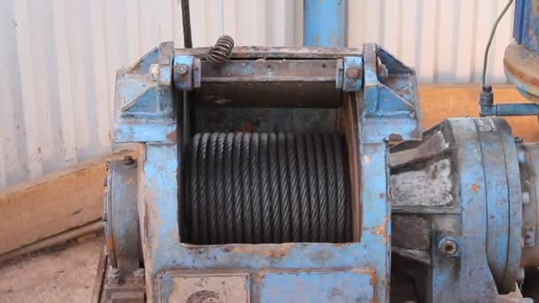 Auxiliary winch pulls the rope on the drum — Stock Video