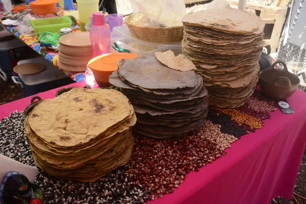 Tortilla mexicana tradicional de maíz para Tlayuda, una comida étnica del estado de Oaxaca —  Fotos de Stock