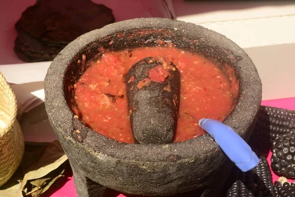 Salsa picante de tomate mexicano hecha en molcajete, una piedra moledora tradicional de herencia prehispánica — Foto de Stock