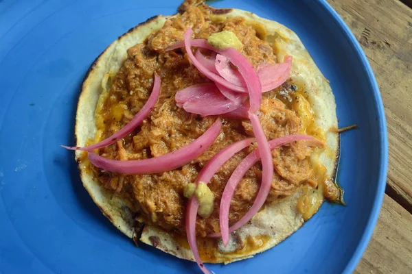 Cochinita pibili taco, Schweinefleisch gekocht mit Pibil-Sauce, die Achiote und Orangensaft enthält — Stockfoto