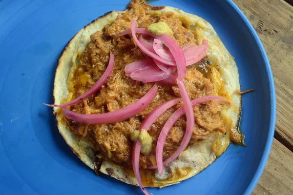 Cochinita pibili taco, domuz eti pişmiş achiote ve portakal suyu içeren pibil sos ile